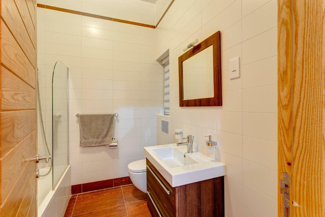 Gorgeous Apartment With Terrace In Fort Cambridge, Pool Sliema Luaran gambar